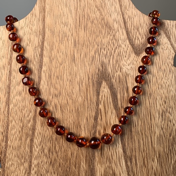 Vintage 19” Cognac Amber Beaded Necklace – Knotted, Graduated Beads, Screw Clasp - Picture 4 of 4